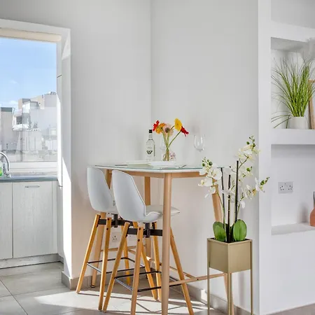 Cozy St Julians Center *