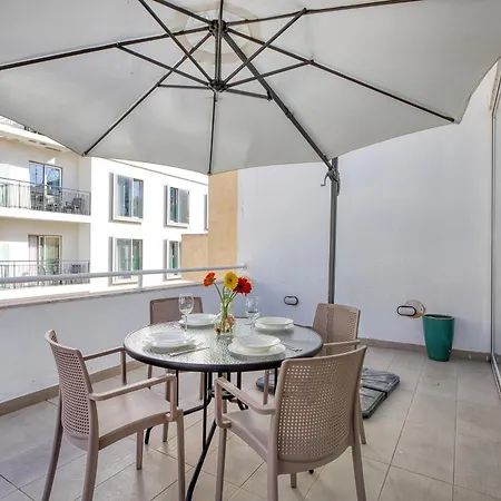 Cozy St Julians Center Appartement