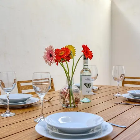 Cozy St Julians Center San Ġiljan