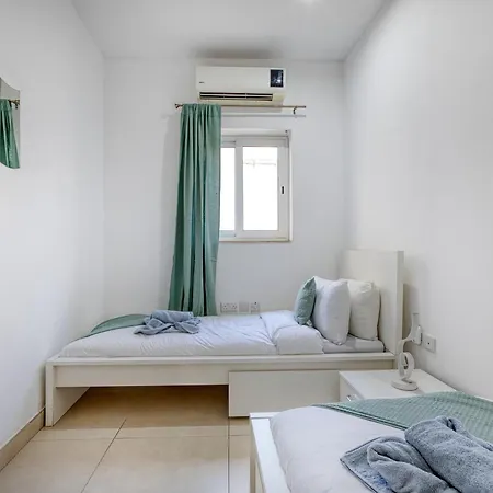 Cozy St Julians Center Apartment *