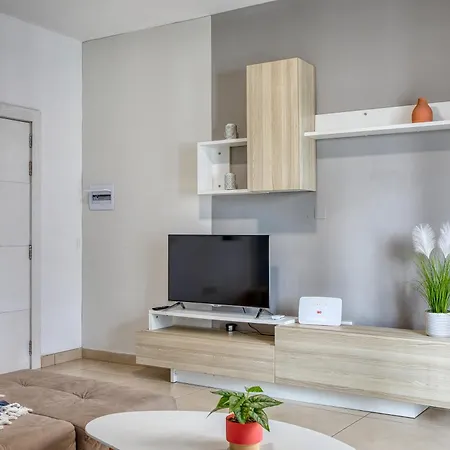 Cozy St Julians Center *