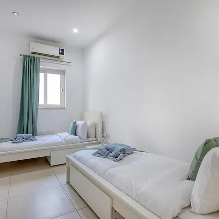 Cozy St Julians Center *