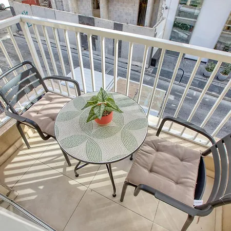 Cozy St Julians Center *