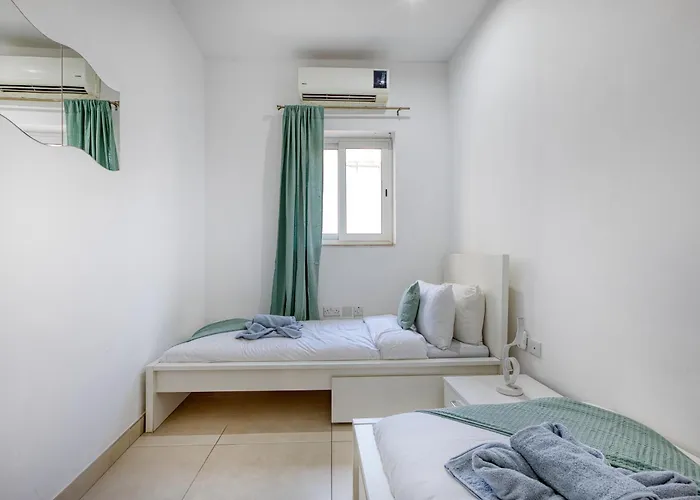 Cozy St Julians Center Apartment *