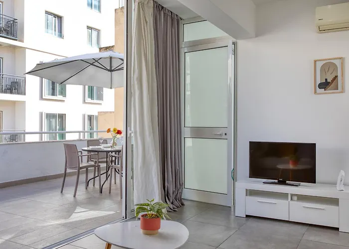 Cozy St Julians Center Apartment