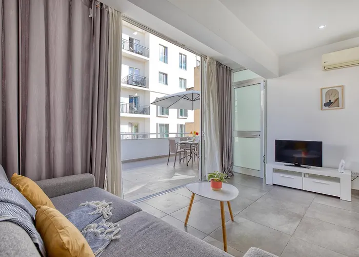 Cozy St Julians Center *