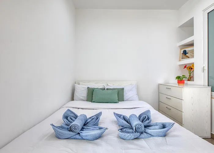 Cozy St Julians Center Apartment *