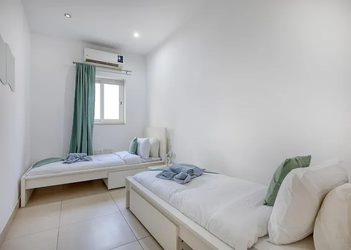 Cozy St Julians Center *