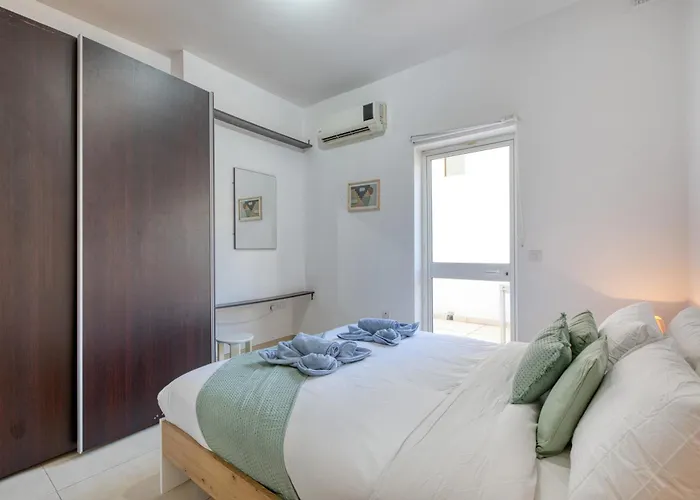 Cozy St Julians Center Apartment *