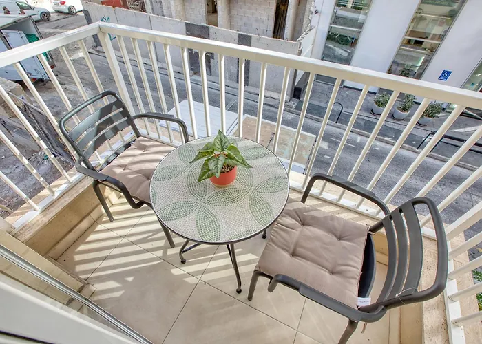 Cozy St Julians Center *