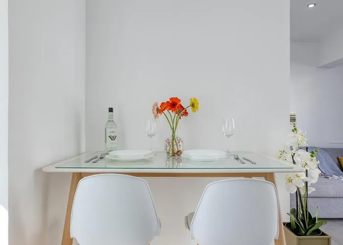 Cozy St Julians Center Apartment *