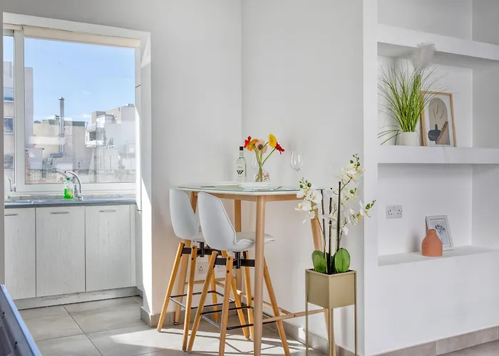 Cozy St Julians Center *