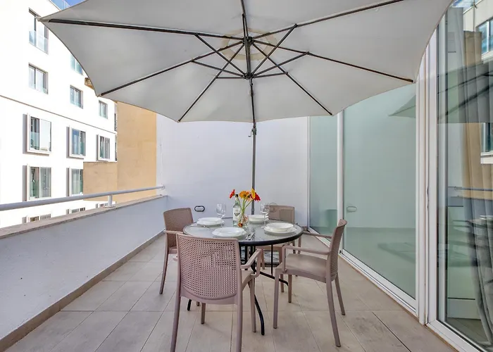 Cozy St Julians Center San Ġiljan