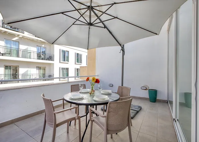 Cozy St Julians Center Apartment