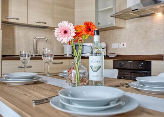 Cozy St Julians Center San Ġiljan