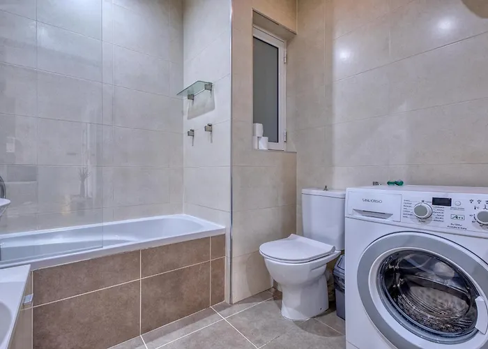 Cozy St Julians Center Apartment