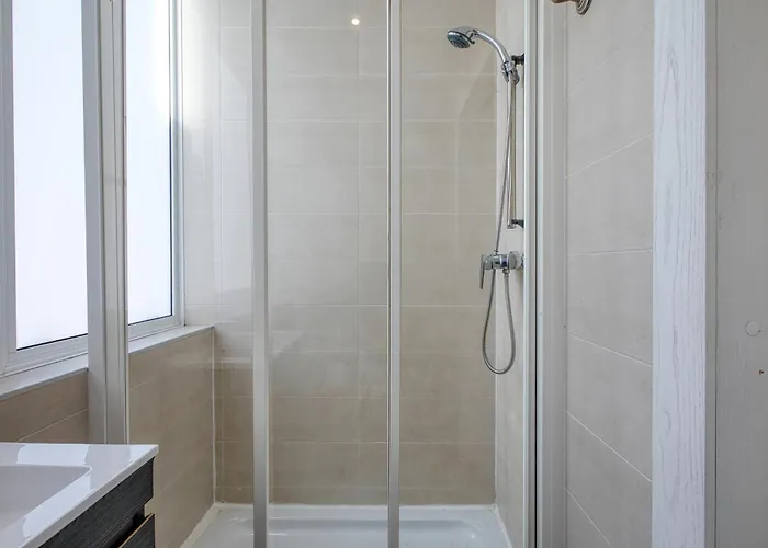 Cozy St Julians Center Apartment *