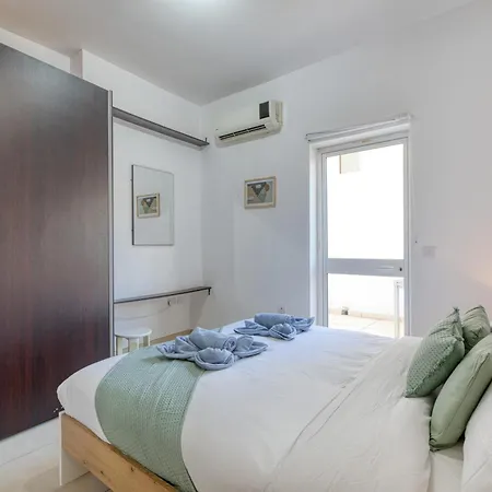 Cozy St Julians Center Lejlighed *