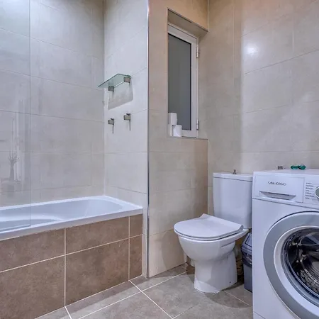 Cozy St Julians Center Lejlighed